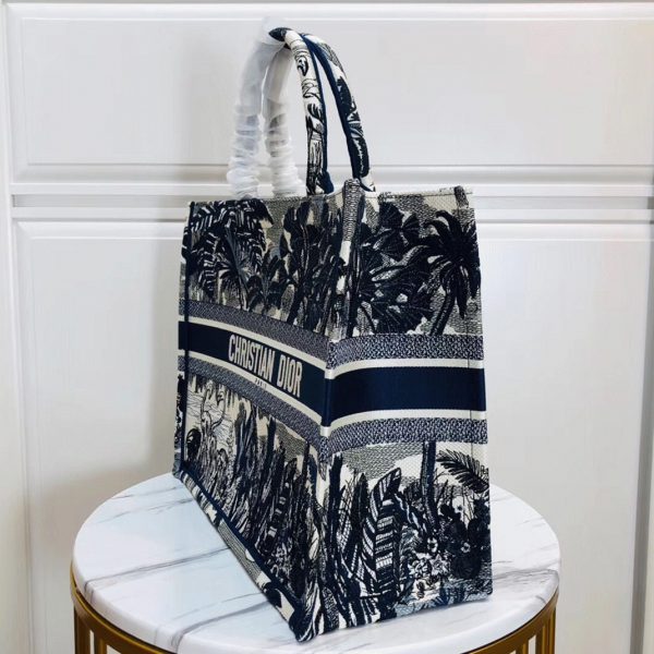 Réplique Sac Dior Book Tote Large en broderie Palmier Toile de Jouy bleue – Image 4