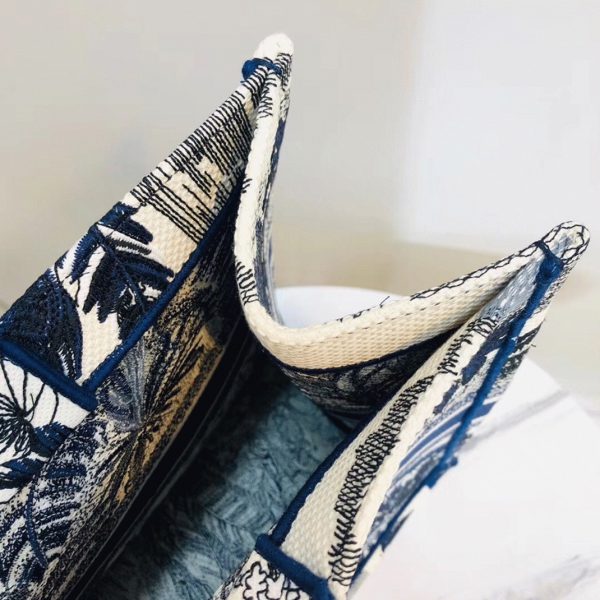 Réplique Sac Dior Book Tote Large en broderie Palmier Toile de Jouy bleue – Image 3