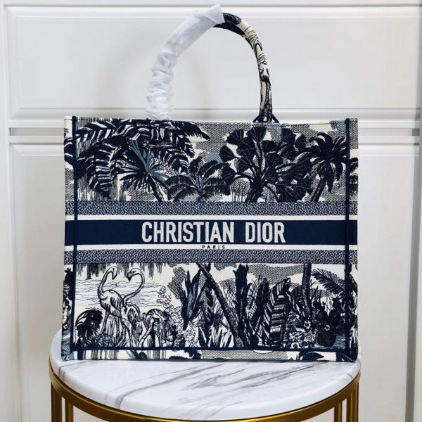 Réplique Sac Dior Book Tote Large en broderie Palmier Toile de Jouy bleue – Image 2