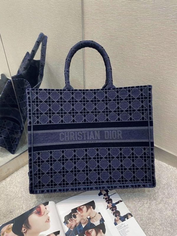 Contrefaçon Sac Dior Book Tote Large en velours brodé Cannage bleu – Image 10