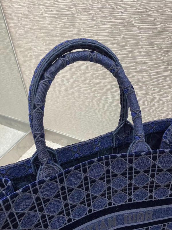 Contrefaçon Sac Dior Book Tote Large en velours brodé Cannage bleu – Image 9