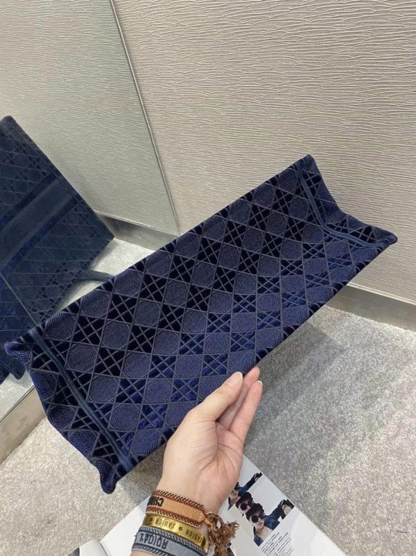 Contrefaçon Sac Dior Book Tote Large en velours brodé Cannage bleu – Image 8