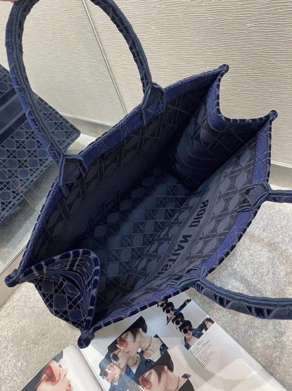 Contrefaçon Sac Dior Book Tote Large en velours brodé Cannage bleu – Image 7