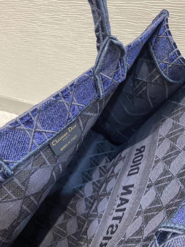 Contrefaçon Sac Dior Book Tote Large en velours brodé Cannage bleu – Image 6