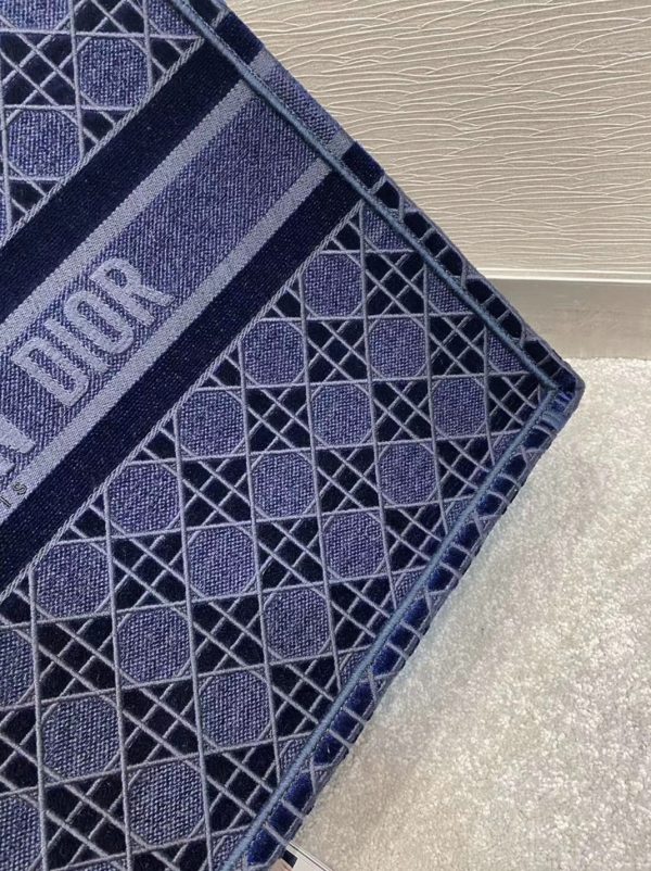 Contrefaçon Sac Dior Book Tote Large en velours brodé Cannage bleu – Image 5