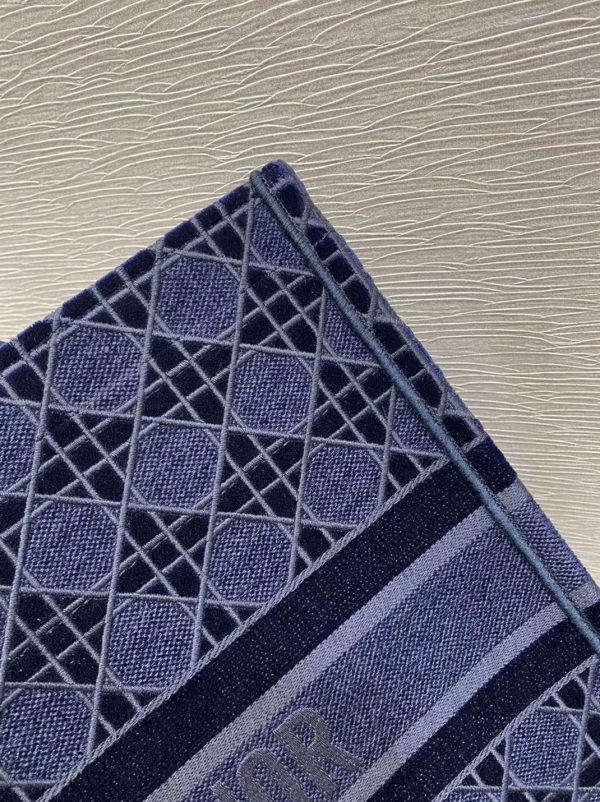 Contrefaçon Sac Dior Book Tote Large en velours brodé Cannage bleu – Image 4