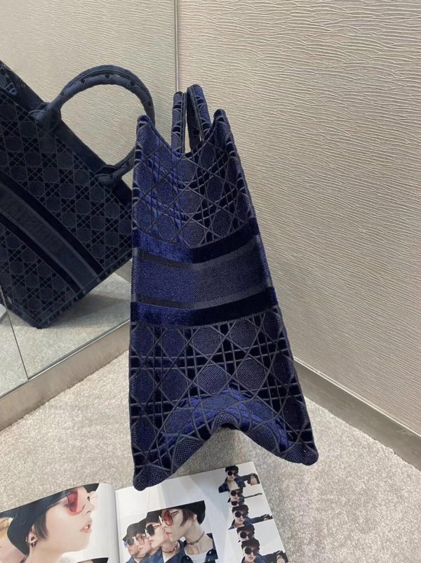 Contrefaçon Sac Dior Book Tote Large en velours brodé Cannage bleu – Image 3
