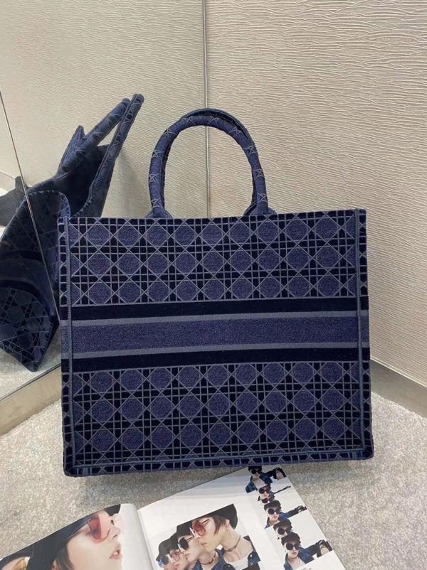 Contrefaçon Sac Dior Book Tote Large en velours brodé Cannage bleu – Image 2
