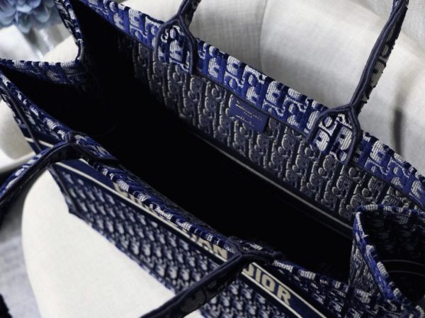 Réplique Sac Dior Book Tote Large en velours brodé Oblique bleu – Image 7