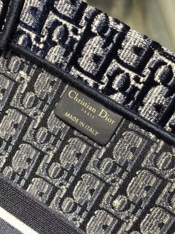 Réplique Sac Dior Book Tote Large en velours brodé Oblique bleu – Image 6