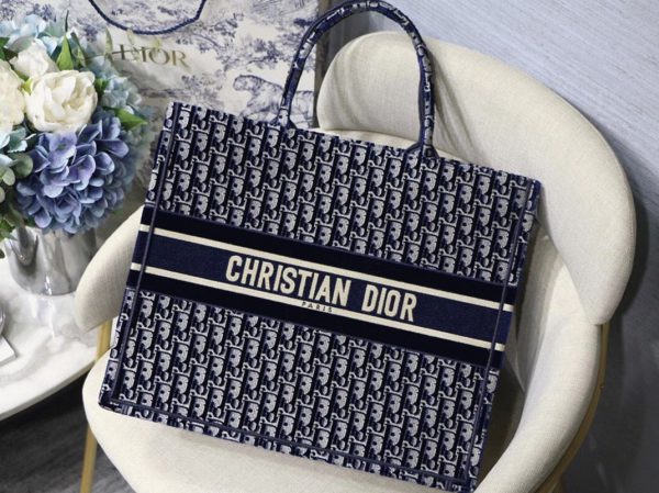 Réplique Sac Dior Book Tote Large en velours brodé Oblique bleu – Image 5