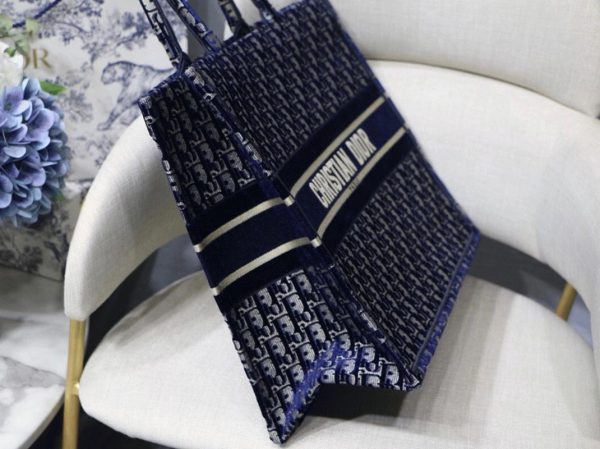 Réplique Sac Dior Book Tote Large en velours brodé Oblique bleu – Image 4