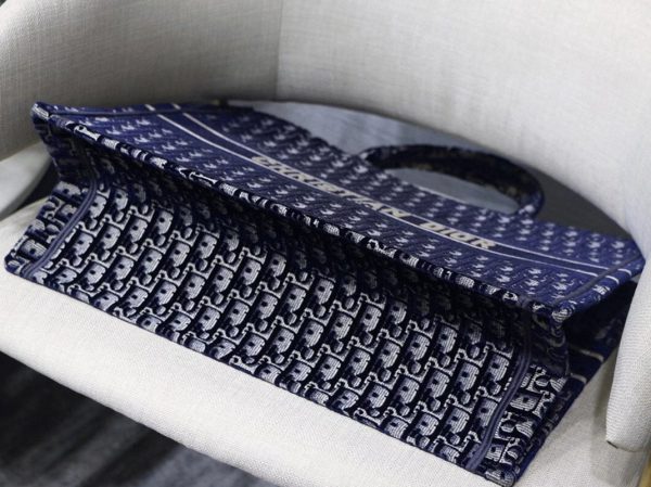 Réplique Sac Dior Book Tote Large en velours brodé Oblique bleu – Image 3