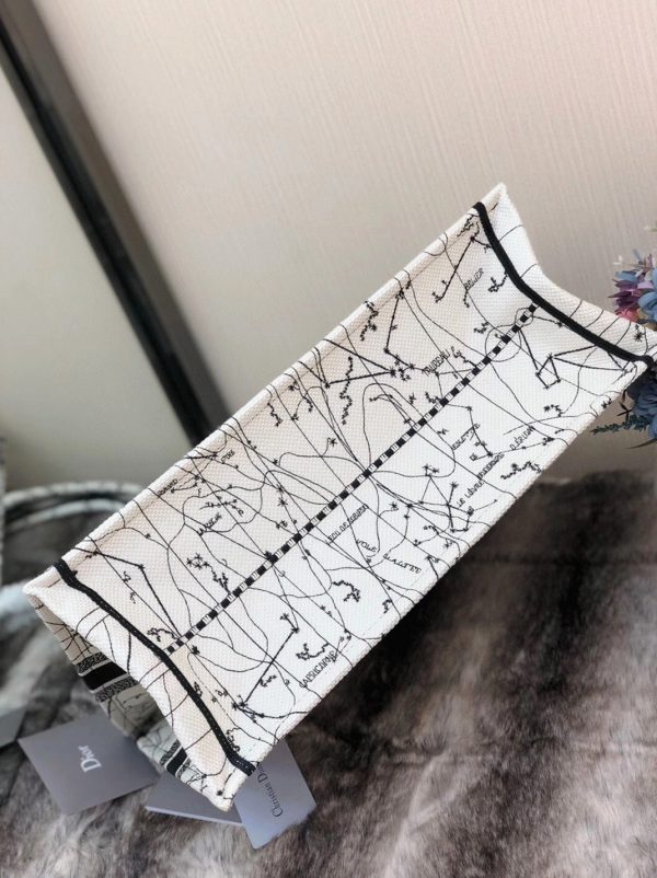 Réplique Sac Dior Book Tote Large en broderie Zodiac latte – Image 8