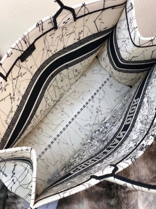 Réplique Sac Dior Book Tote Large en broderie Zodiac latte – Image 7