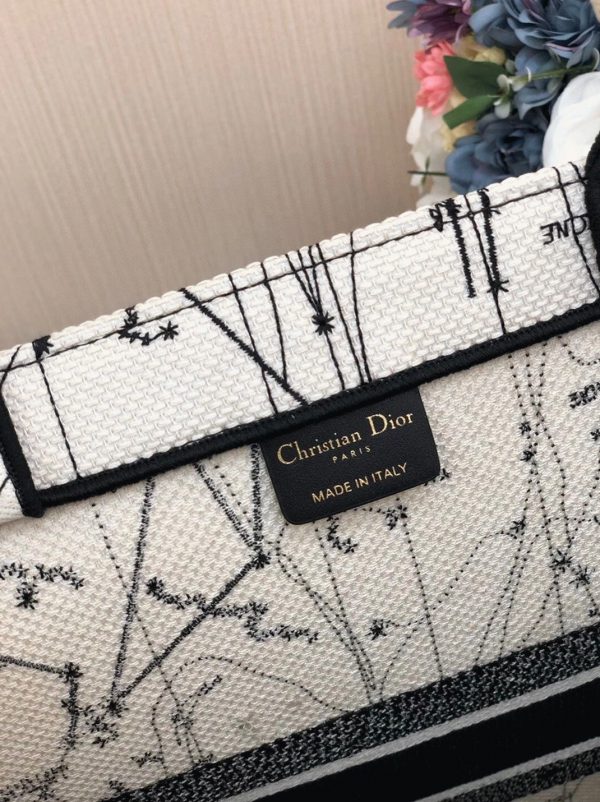 Réplique Sac Dior Book Tote Large en broderie Zodiac latte – Image 6