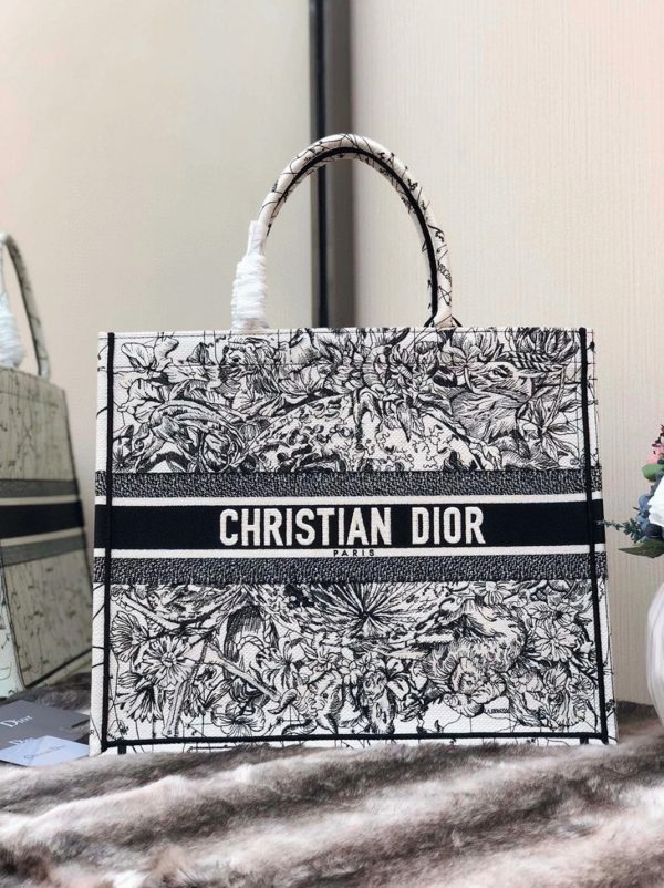 Réplique Sac Dior Book Tote Large en broderie Zodiac latte – Image 5