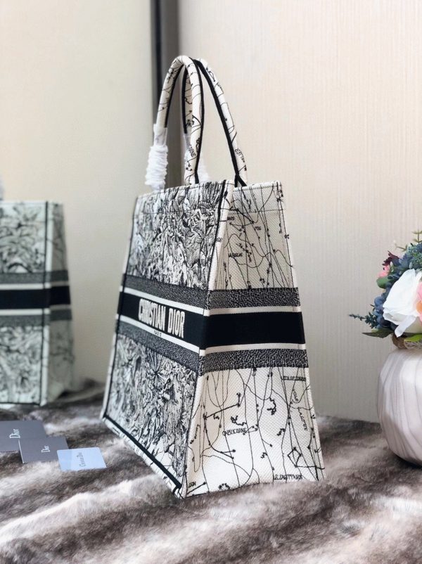 Réplique Sac Dior Book Tote Large en broderie Zodiac latte – Image 4