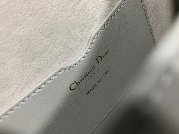 Contrefaçon Sac Dior Bobby Medium en gris – Image 3