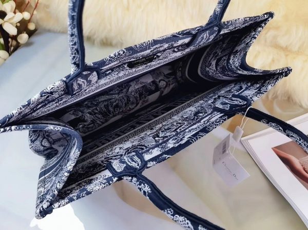 Fausse Sac Dior Book Tote Large en broderie rayée bleue Toile de Jouy – Image 10