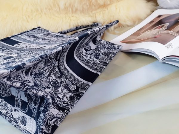 Fausse Sac Dior Book Tote Large en broderie rayée bleue Toile de Jouy – Image 4