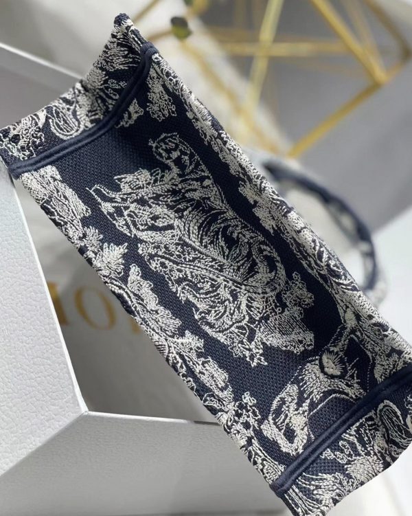 Contrefaçon Petit Sac Dior Book Tote en bleu Toile de Jouy inversée – Image 8