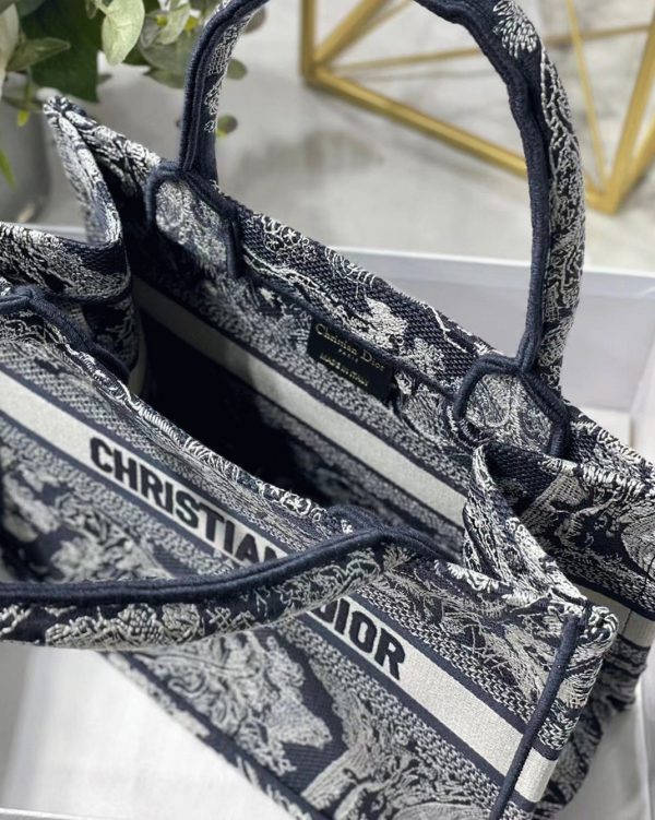 Contrefaçon Petit Sac Dior Book Tote en bleu Toile de Jouy inversée – Image 6