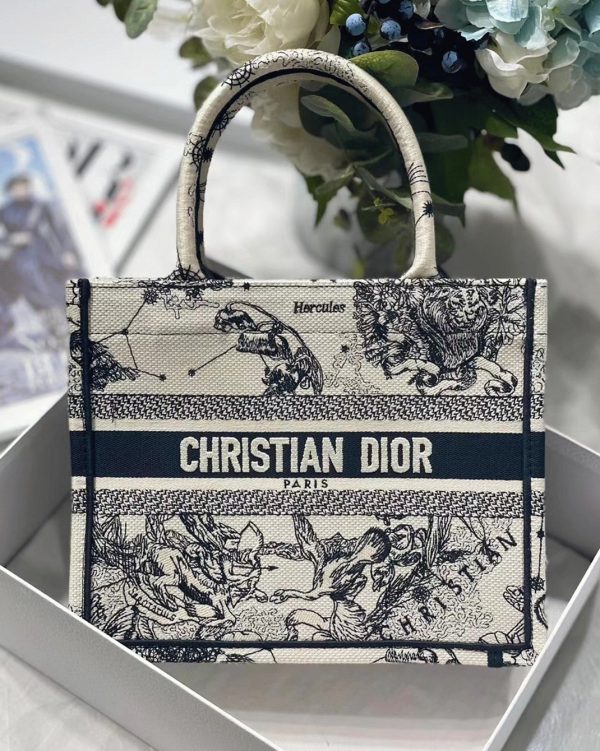 Faux Petit Sac Dior Book Tote en blanc Toile de Jouy brodée Zodiac – Image 6