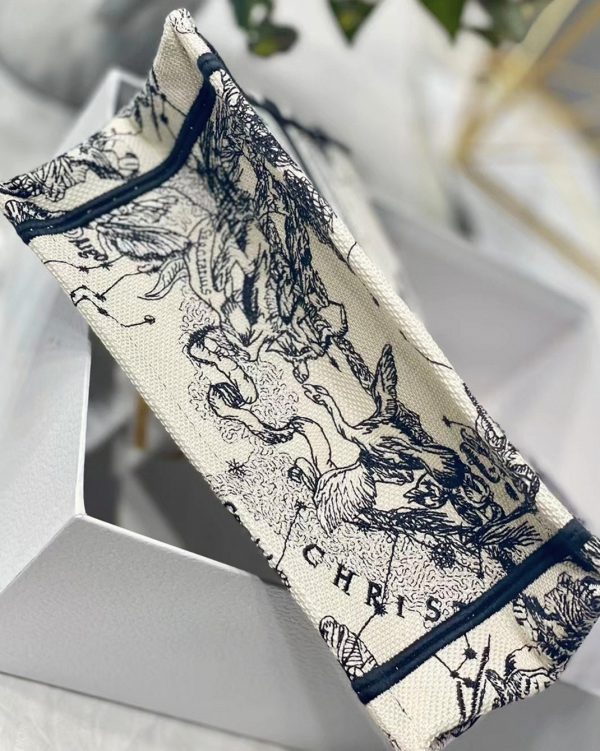 Faux Petit Sac Dior Book Tote en blanc Toile de Jouy brodée Zodiac – Image 5