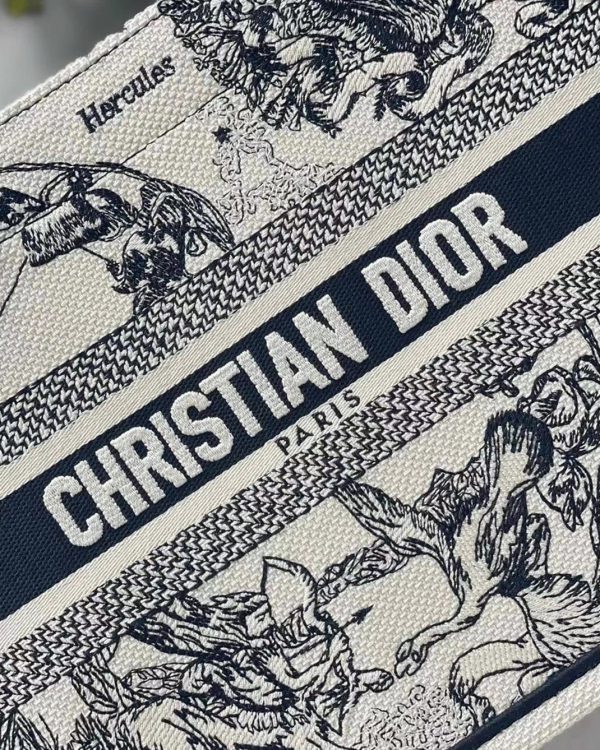 Faux Petit Sac Dior Book Tote en blanc Toile de Jouy brodée Zodiac – Image 4