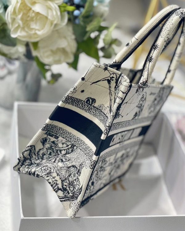 Faux Petit Sac Dior Book Tote en blanc Toile de Jouy brodée Zodiac – Image 3