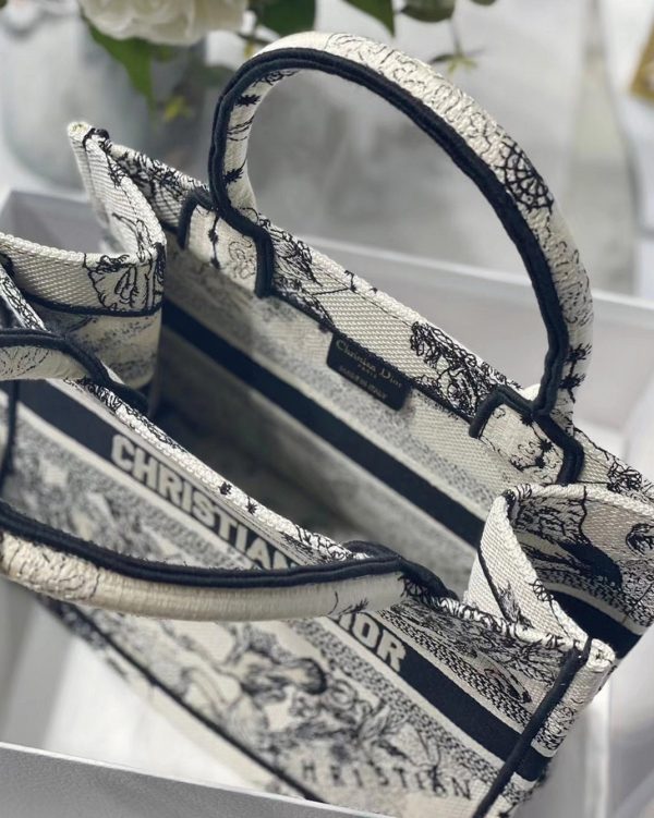 Faux Petit Sac Dior Book Tote en blanc Toile de Jouy brodée Zodiac – Image 2