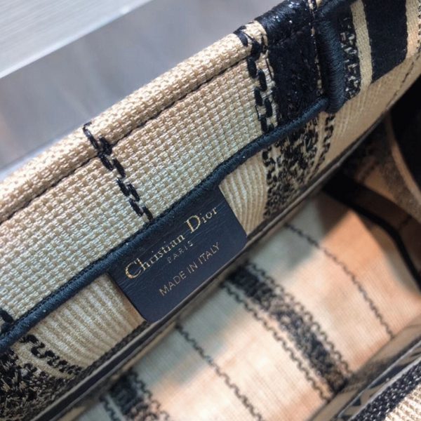 Fausse Sac Dior Book Tote Medium en broderie Bayadère noir et beige – Image 7