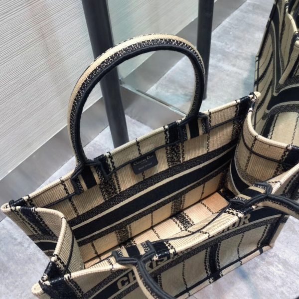 Fausse Sac Dior Book Tote Medium en broderie Bayadère noir et beige – Image 6