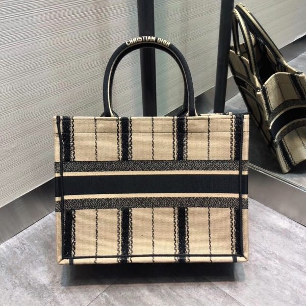Fausse Sac Dior Book Tote Medium en broderie Bayadère noir et beige – Image 5