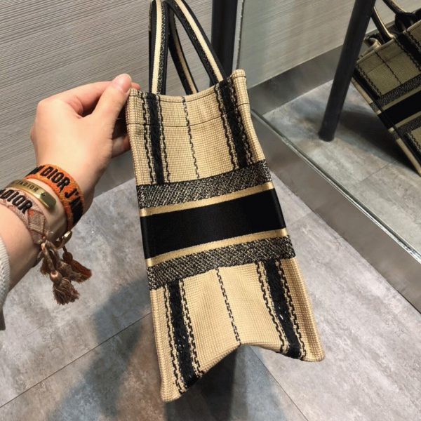 Fausse Sac Dior Book Tote Medium en broderie Bayadère noir et beige – Image 4