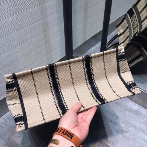 Fausse Sac Dior Book Tote Medium en broderie Bayadère noir et beige – Image 3