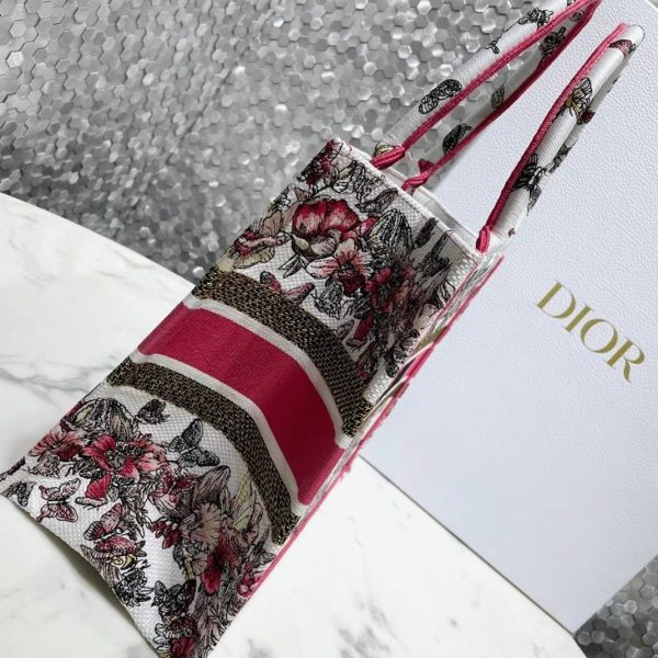 Fausse Sac Dior Book Tote Medium en broderie papillon multicolore – Image 6