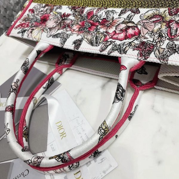 Fausse Sac Dior Book Tote Medium en broderie papillon multicolore – Image 2