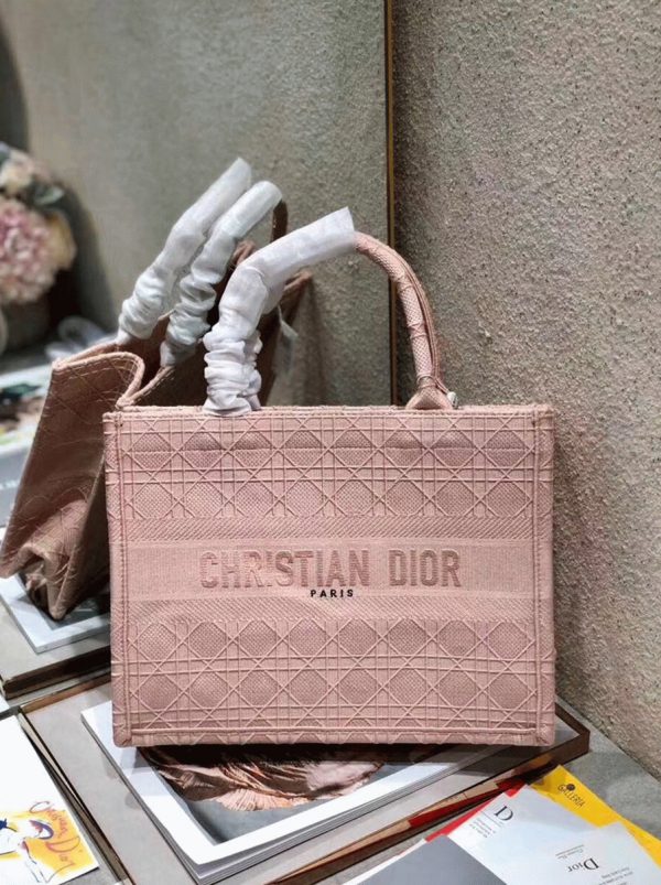 Contrefaçon Sac Dior Book Tote Medium en toile brodée Cannage rose – Image 8