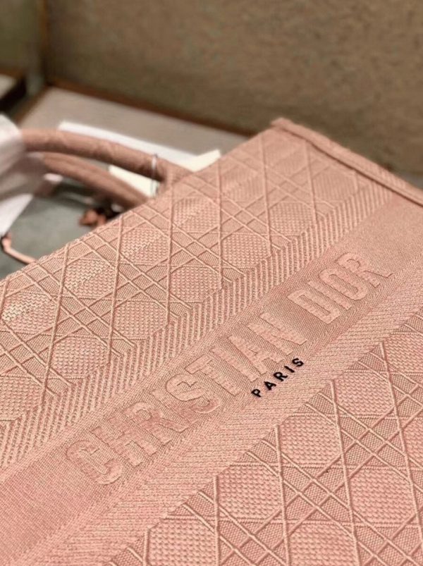 Contrefaçon Sac Dior Book Tote Medium en toile brodée Cannage rose – Image 7