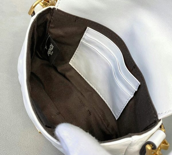 Contrefaçon Fendi Baguette Moyen Sac en FF blanc – Image 10