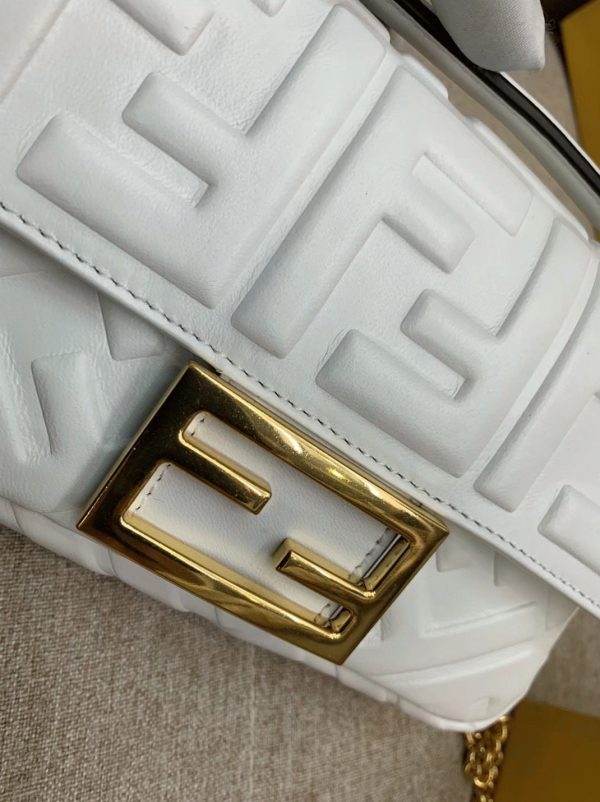 Contrefaçon Fendi Baguette Moyen Sac en FF blanc – Image 9