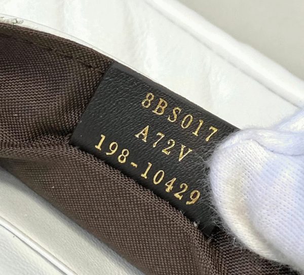 Contrefaçon Fendi Baguette Moyen Sac en FF blanc – Image 8