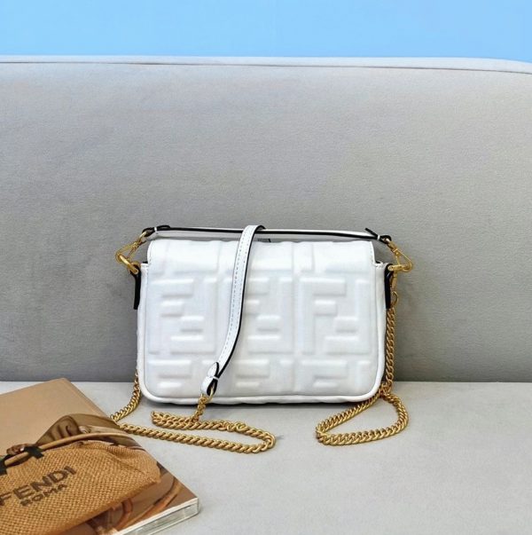 Contrefaçon Fendi Baguette Moyen Sac en FF blanc – Image 7