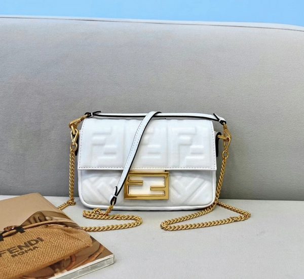 Contrefaçon Fendi Baguette Moyen Sac en FF blanc – Image 6