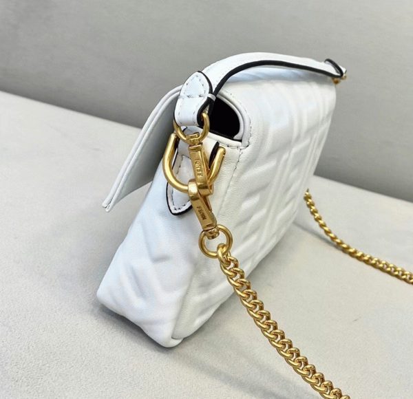 Contrefaçon Fendi Baguette Moyen Sac en FF blanc – Image 4