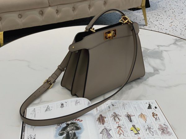 Contrefaçon Fendi Peekaboo ISeeU Petit Sac en cuir de veau gris – Image 10