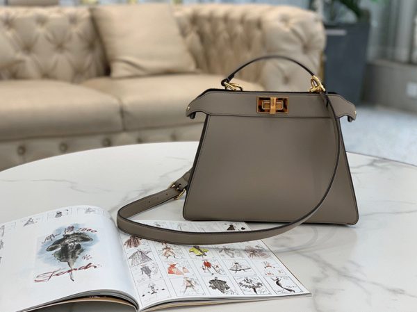 Contrefaçon Fendi Peekaboo ISeeU Petit Sac en cuir de veau gris – Image 8
