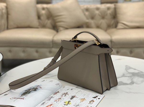Contrefaçon Fendi Peekaboo ISeeU Petit Sac en cuir de veau gris – Image 7
